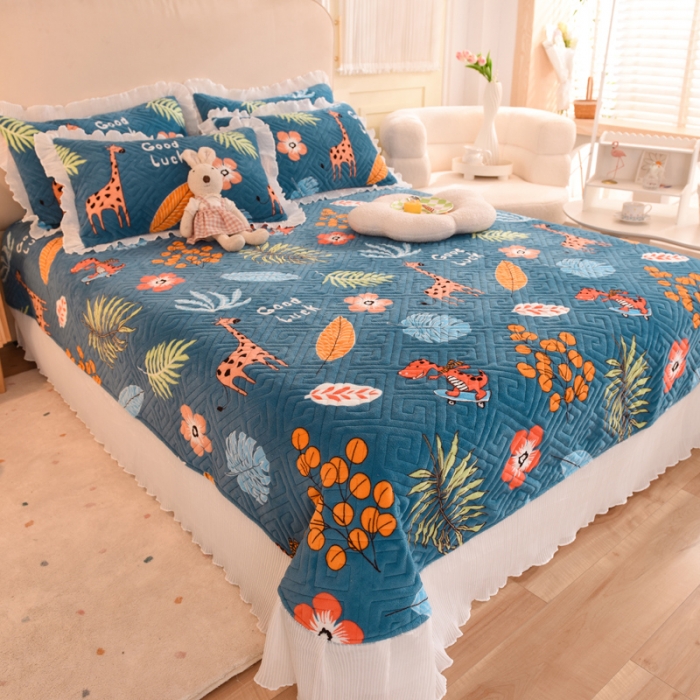 91家纺网 家纺一手货源 找家纺 2025新款牛奶绒印花夹棉花边 单品床盖 动物乐园