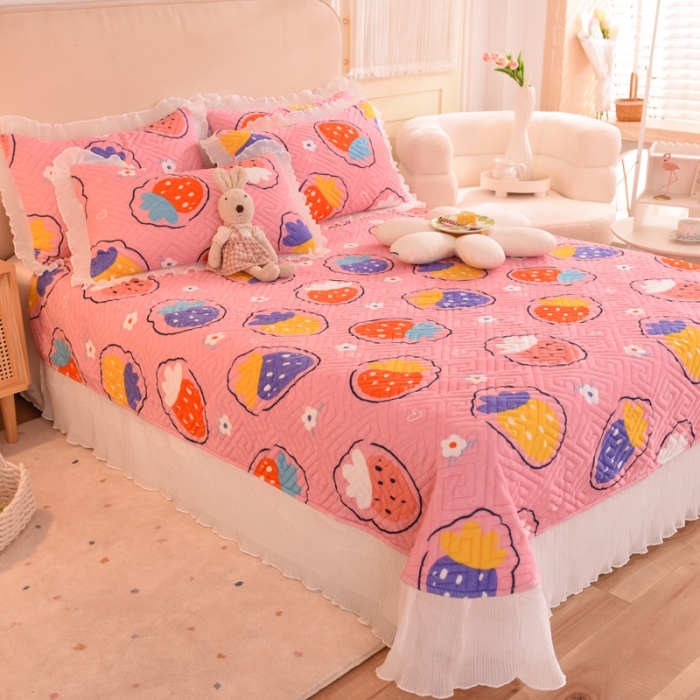 91家纺网 家纺一手货源 找家纺 2025新款牛奶绒印花夹棉花边 单品床盖 粉红草莓