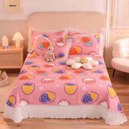 2025新款牛奶绒印花夹棉花边 单品床盖 粉红草莓