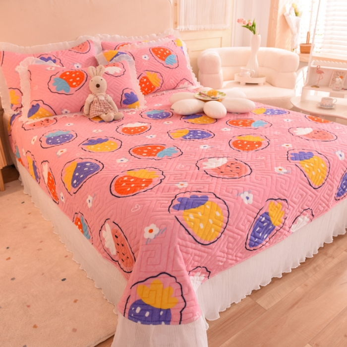 91家纺网 家纺一手货源 找家纺 2025新款牛奶绒印花夹棉花边 单品床盖 粉红草莓