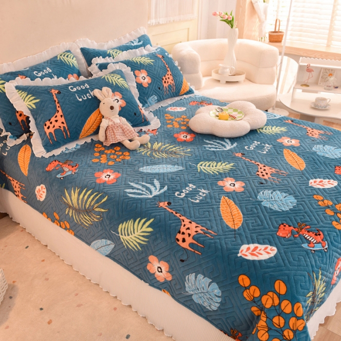 91家纺网 家纺一手货源 找家纺 2025新款牛奶绒印花夹棉花边 单品床盖 动物乐园