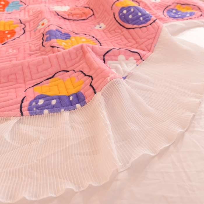 91家纺网 家纺一手货源 找家纺 2025新款牛奶绒印花夹棉花边 单品床盖 粉红草莓