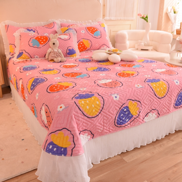 91家纺网 家纺一手货源 找家纺 2025新款牛奶绒印花夹棉花边 单品床盖 粉红草莓