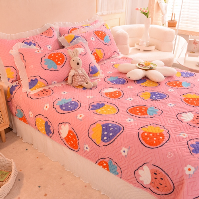 91家纺网 家纺一手货源 找家纺 2025新款牛奶绒印花夹棉花边 单品床盖 粉红草莓