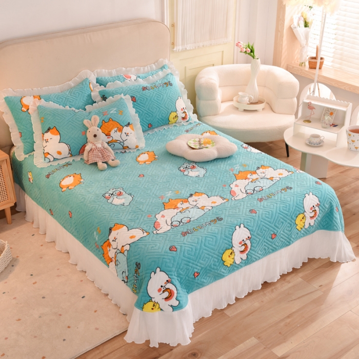 91家纺网 家纺一手货源 找家纺 2025新款牛奶绒印花夹棉花边 单品床盖 乖乖熊