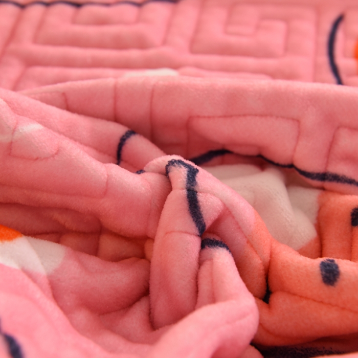 91家纺网 家纺一手货源 找家纺 2025新款牛奶绒印花夹棉花边 单品床盖 粉红草莓