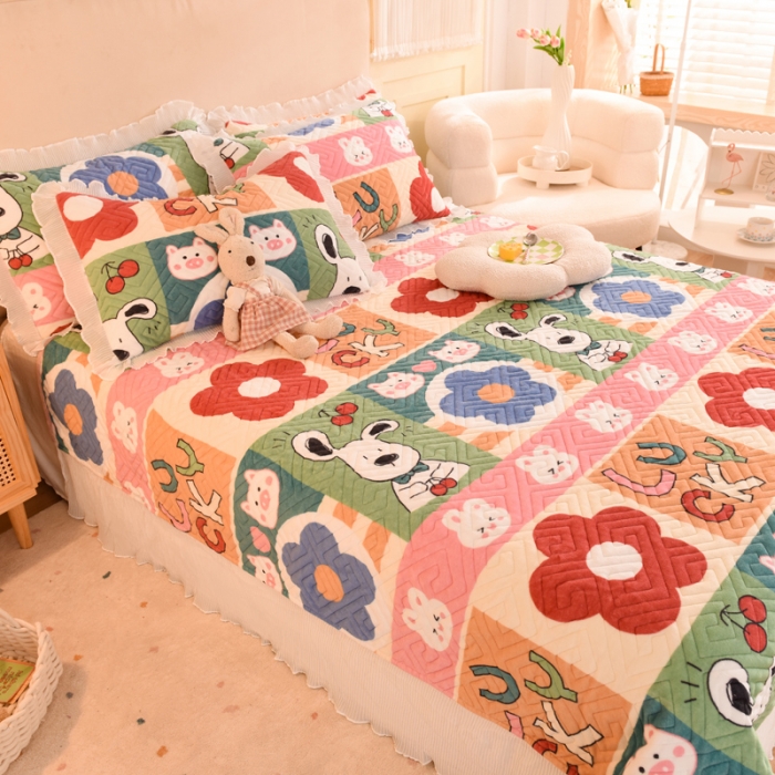 91家纺网 家纺一手货源 找家纺 2025新款牛奶绒印花夹棉花边 单品床盖 萌宠跳跳