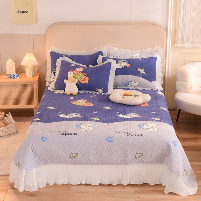 91家纺网 家纺一手货源 找家纺 2025新款牛奶绒印花夹棉花边 单品床盖 喵星球