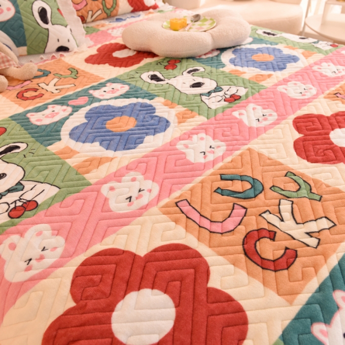 91家纺网 家纺一手货源 找家纺 2025新款牛奶绒印花夹棉花边 单品床盖 萌宠跳跳