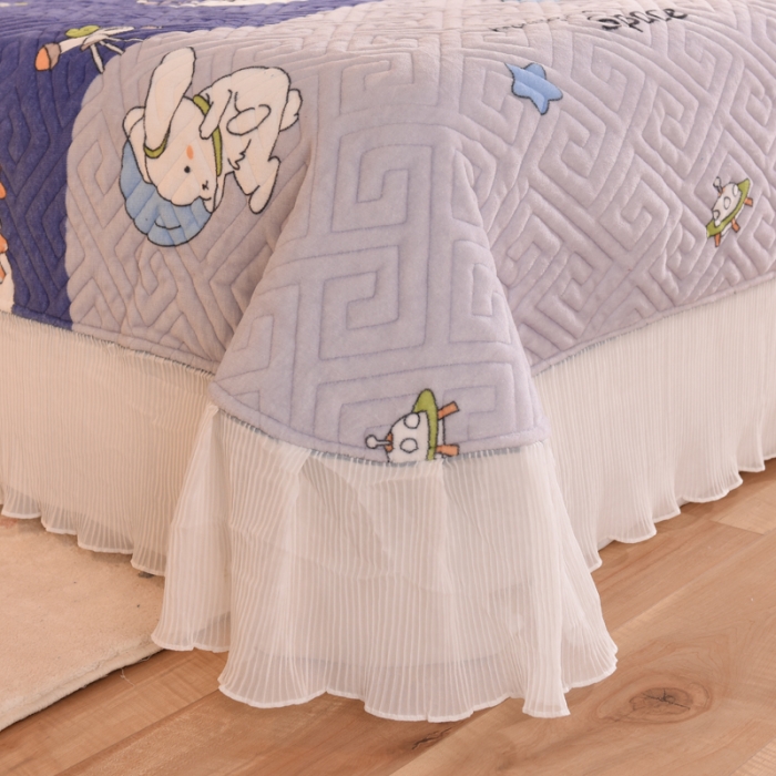 91家纺网 家纺一手货源 找家纺 2025新款牛奶绒印花夹棉花边 单品床盖 喵星球