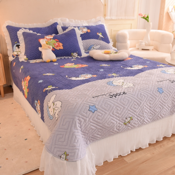 91家纺网 家纺一手货源 找家纺 2025新款牛奶绒印花夹棉花边 单品床盖 喵星球