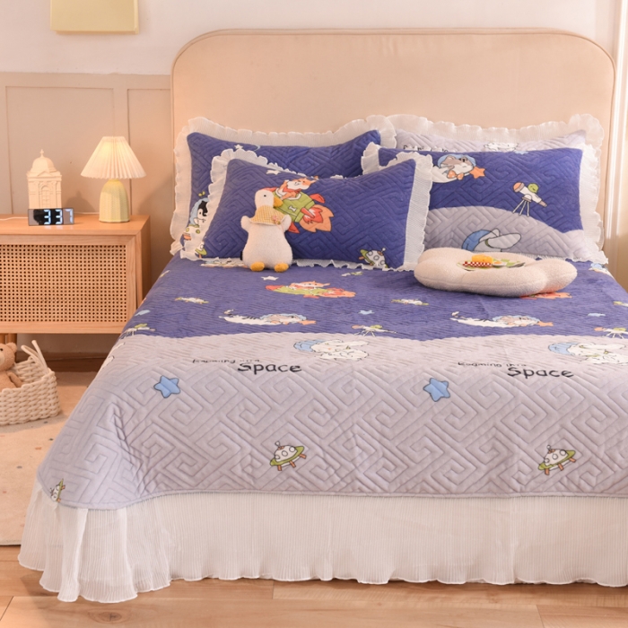 91家纺网 家纺一手货源 找家纺 2025新款牛奶绒印花夹棉花边 单品床盖 喵星球