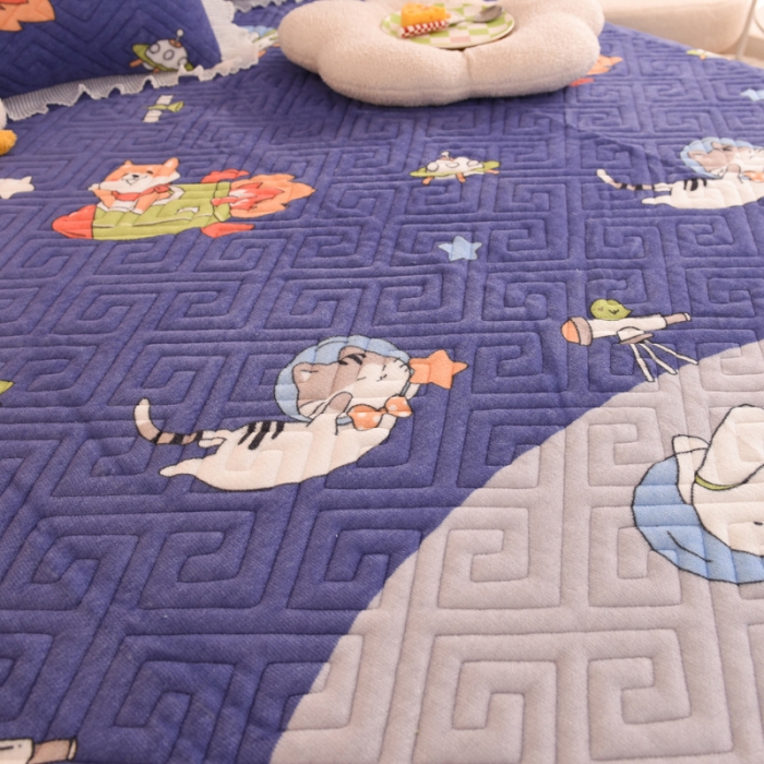 91家纺网 家纺一手货源 找家纺 2025新款牛奶绒印花夹棉花边 单品床盖 喵星球