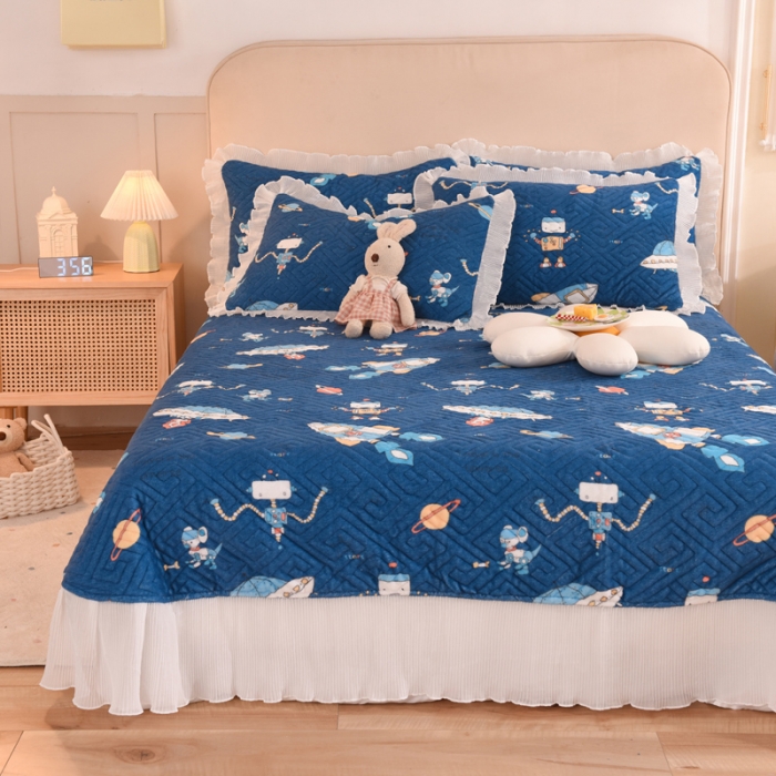 91家纺网 家纺一手货源 找家纺 2025新款牛奶绒印花夹棉花边 单品床盖 太空机器人北卡蓝