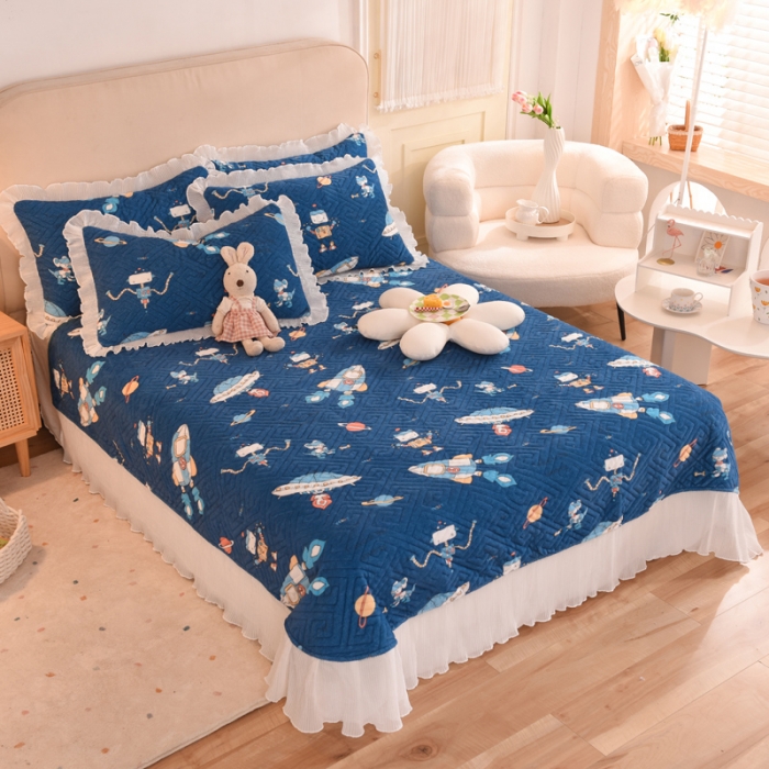 91家纺网 家纺一手货源 找家纺 2025新款牛奶绒印花夹棉花边 单品床盖 太空机器人北卡蓝