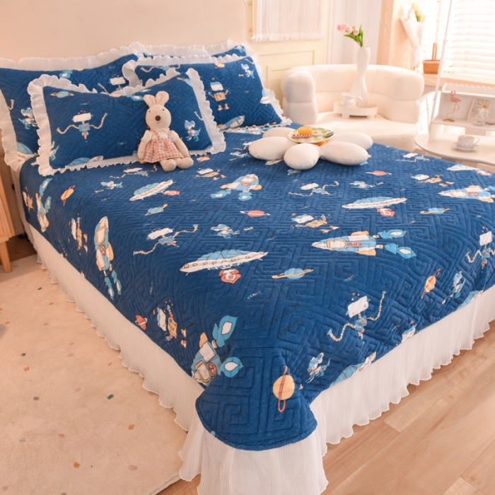 91家纺网 家纺一手货源 找家纺 2025新款牛奶绒印花夹棉花边 单品床盖 太空机器人北卡蓝