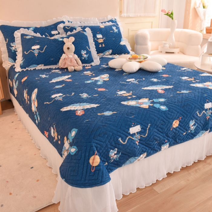 91家纺网 家纺一手货源 找家纺 2025新款牛奶绒印花夹棉花边 单品床盖 太空机器人北卡蓝