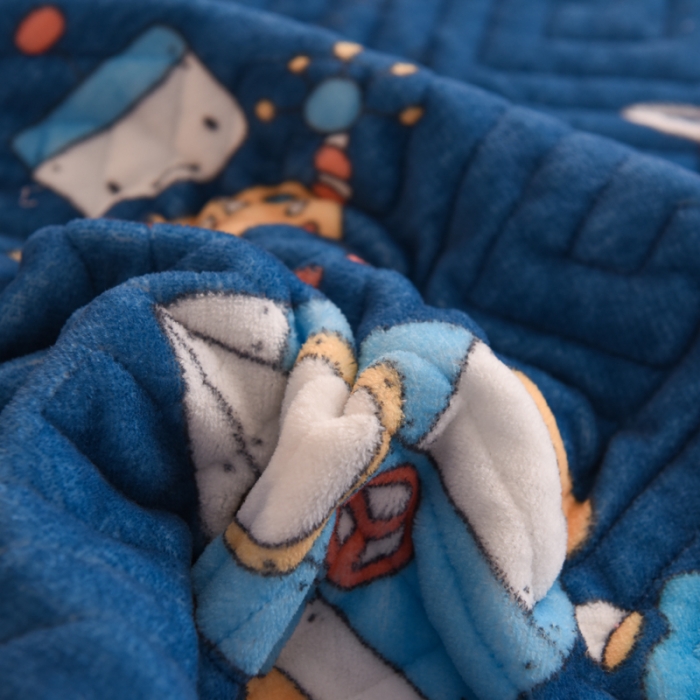 91家纺网 家纺一手货源 找家纺 2025新款牛奶绒印花夹棉花边 单品床盖 太空机器人北卡蓝