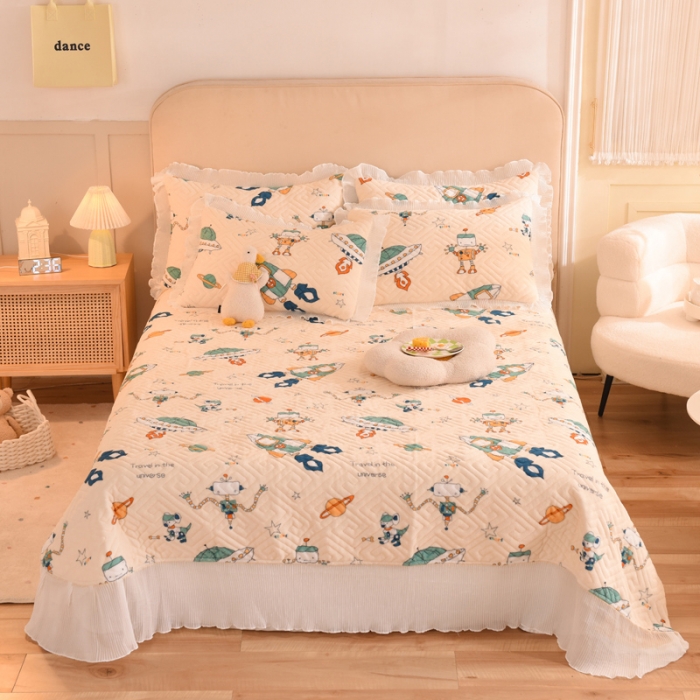 91家纺网 家纺一手货源 找家纺 2025新款牛奶绒印花夹棉花边 单品床盖 太空机器人米白