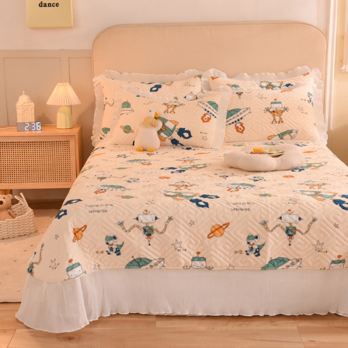 91家纺网 家纺一手货源 找家纺 2025新款牛奶绒印花夹棉花边 单品床盖 太空机器人米白