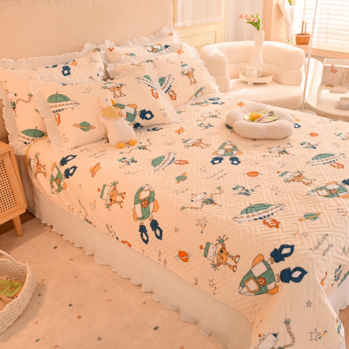 91家纺网 家纺一手货源 找家纺 2025新款牛奶绒印花夹棉花边 单品床盖 太空机器人米白