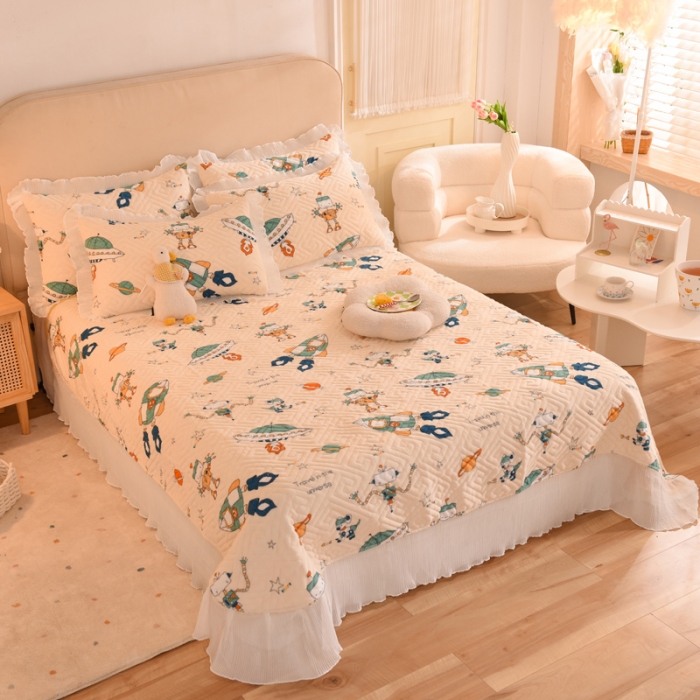 91家纺网 家纺一手货源 找家纺 2025新款牛奶绒印花夹棉花边 单品床盖 太空机器人米白