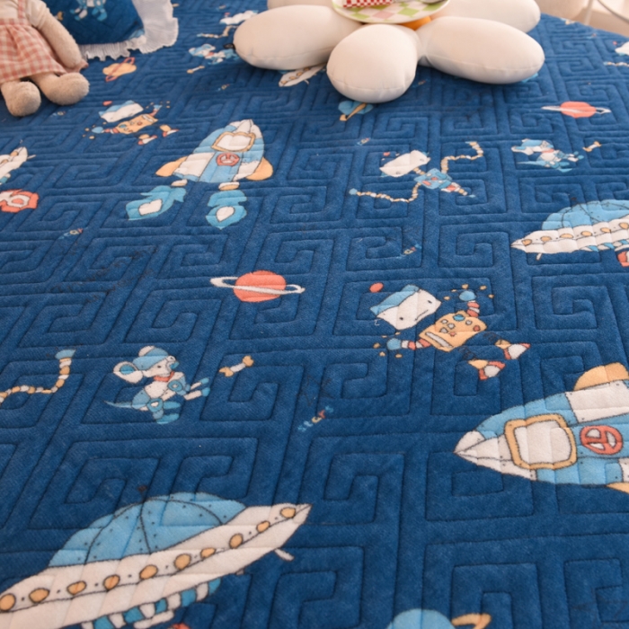 91家纺网 家纺一手货源 找家纺 2025新款牛奶绒印花夹棉花边 单品床盖 太空机器人北卡蓝