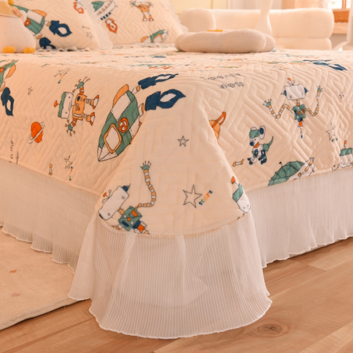 91家纺网 家纺一手货源 找家纺 2025新款牛奶绒印花夹棉花边 单品床盖 太空机器人米白