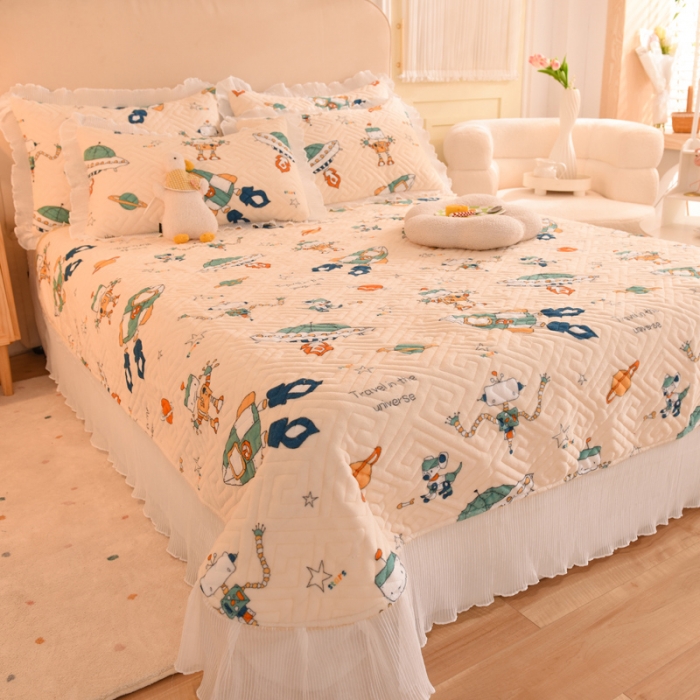 91家纺网 家纺一手货源 找家纺 2025新款牛奶绒印花夹棉花边 单品床盖 太空机器人米白