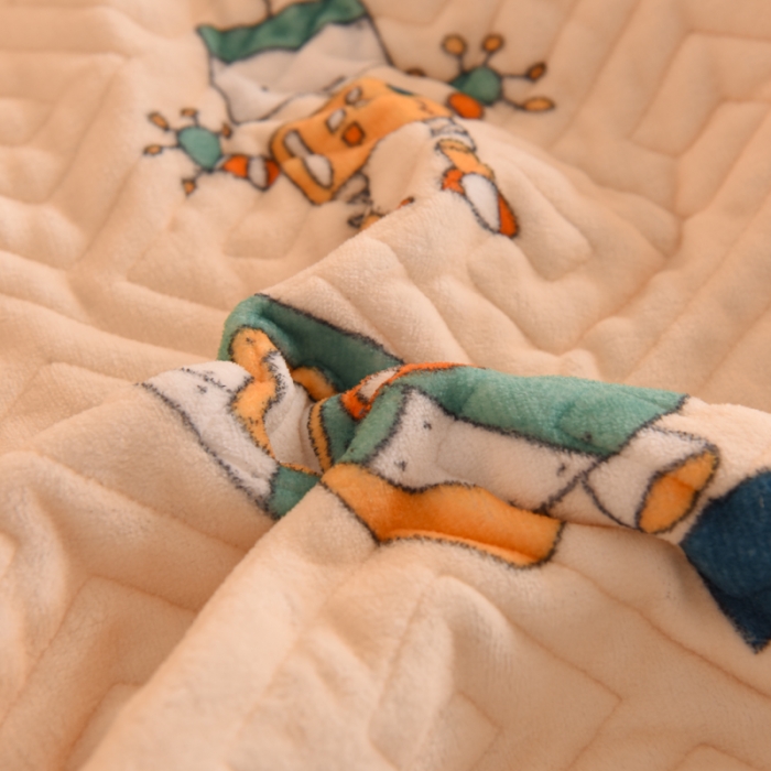 91家纺网 家纺一手货源 找家纺 2025新款牛奶绒印花夹棉花边 单品床盖 太空机器人米白