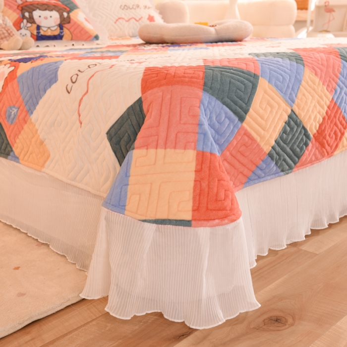 91家纺网 家纺一手货源 找家纺 2025新款牛奶绒印花夹棉花边 单品床盖 校园女孩