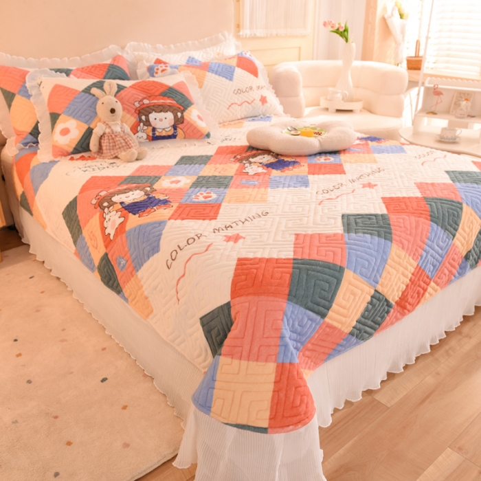 91家纺网 家纺一手货源 找家纺 2025新款牛奶绒印花夹棉花边 单品床盖 校园女孩