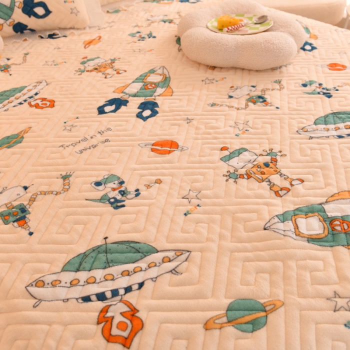 91家纺网 家纺一手货源 找家纺 2025新款牛奶绒印花夹棉花边 单品床盖 太空机器人米白