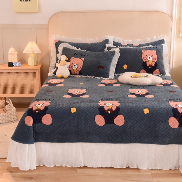 91家纺网 家纺一手货源 找家纺 2025新款牛奶绒印花夹棉花边 单品床盖 雪花熊