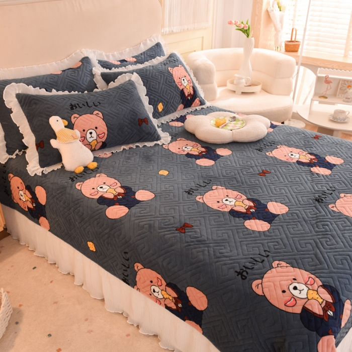 91家纺网 家纺一手货源 找家纺 2025新款牛奶绒印花夹棉花边 单品床盖 雪花熊