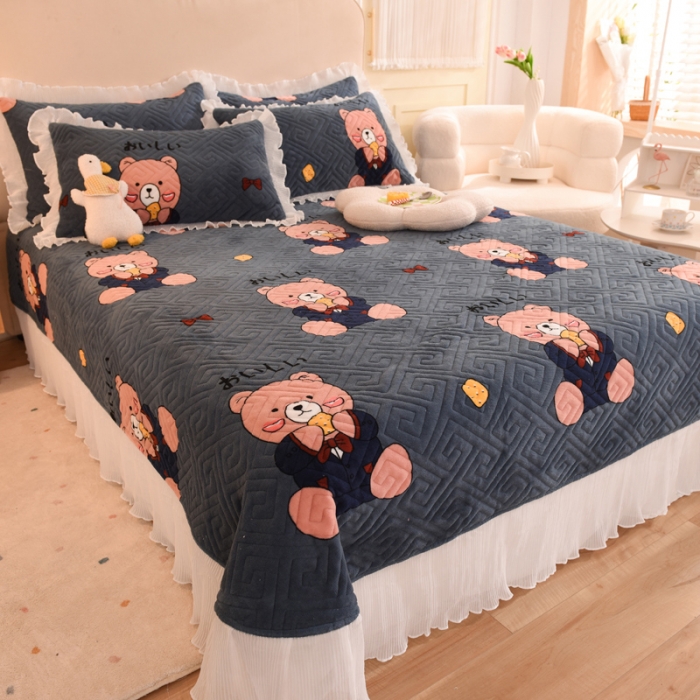 91家纺网 家纺一手货源 找家纺 2025新款牛奶绒印花夹棉花边 单品床盖 雪花熊