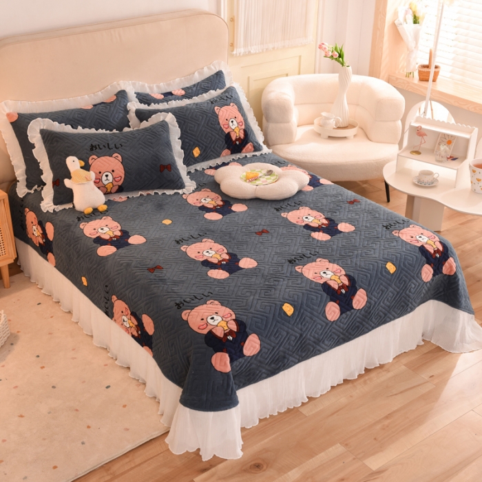 91家纺网 家纺一手货源 找家纺 2025新款牛奶绒印花夹棉花边 单品床盖 雪花熊