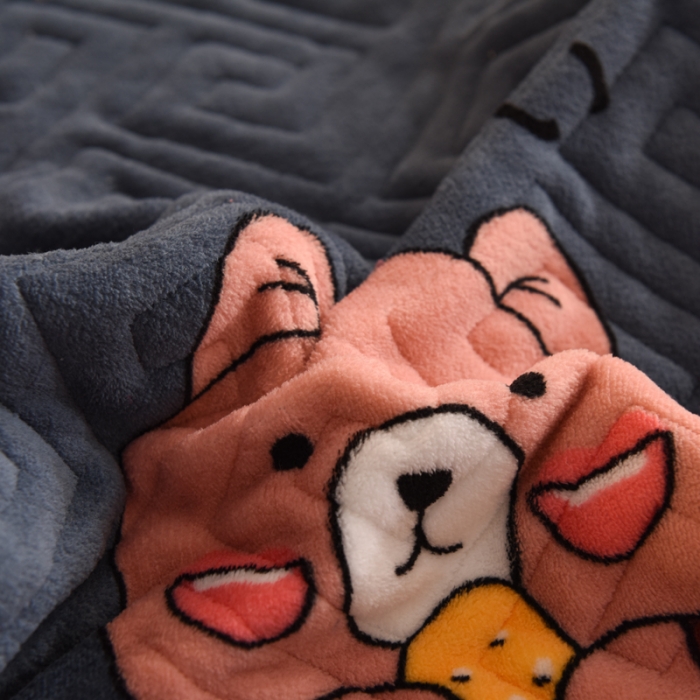 91家纺网 家纺一手货源 找家纺 2025新款牛奶绒印花夹棉花边 单品床盖 雪花熊