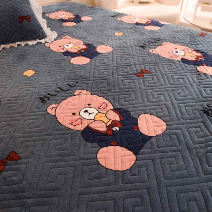 91家纺网 家纺一手货源 找家纺 2025新款牛奶绒印花夹棉花边 单品床盖 雪花熊