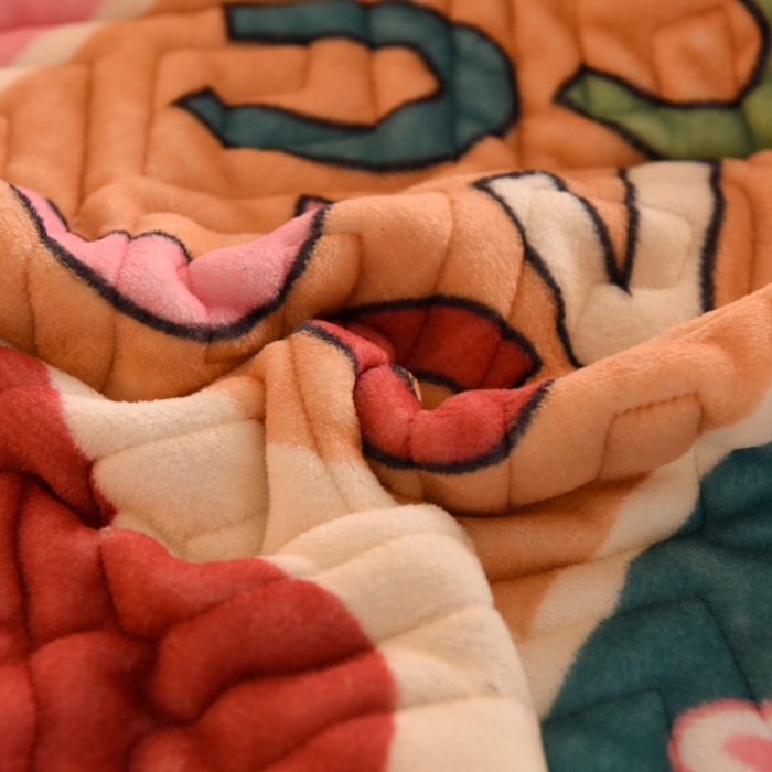 91家纺网 家纺一手货源 找家纺 2025新款牛奶绒印花夹棉花边 单品床盖 萌宠跳跳