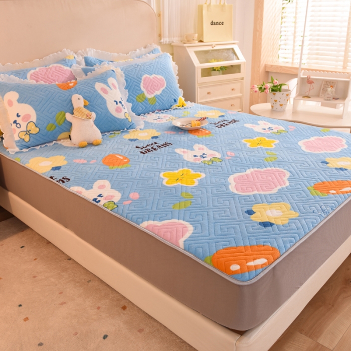 91家纺网 家纺一手货源 找家纺 甜之梦  2025新款牛奶绒印花夹棉花边系列单品床笠 爱心萌兔