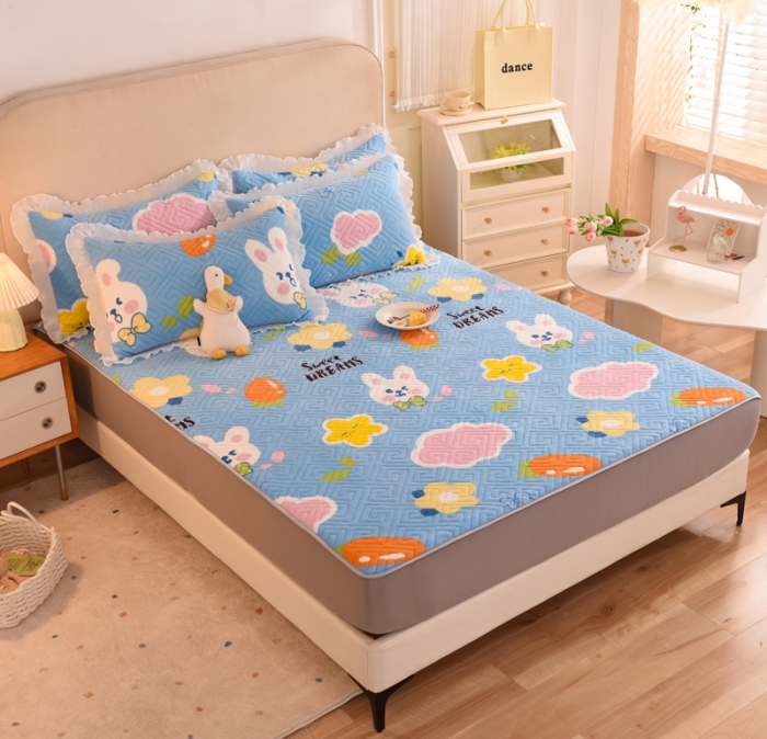 91家纺网 家纺一手货源 找家纺 甜之梦  2025新款牛奶绒印花夹棉花边系列单品床笠 爱心萌兔