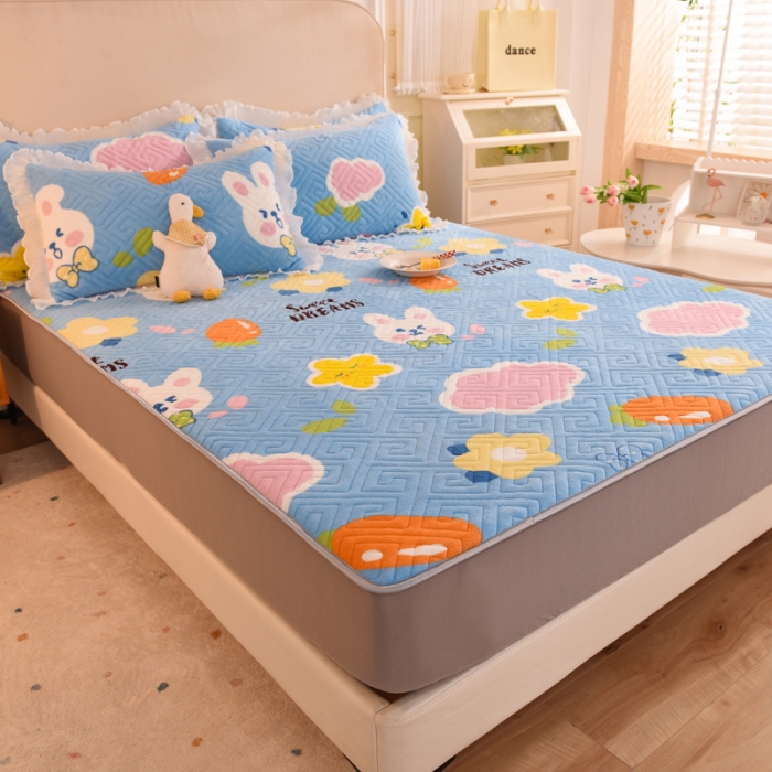 91家纺网 家纺一手货源 找家纺 甜之梦  2025新款牛奶绒印花夹棉花边系列单品床笠 爱心萌兔