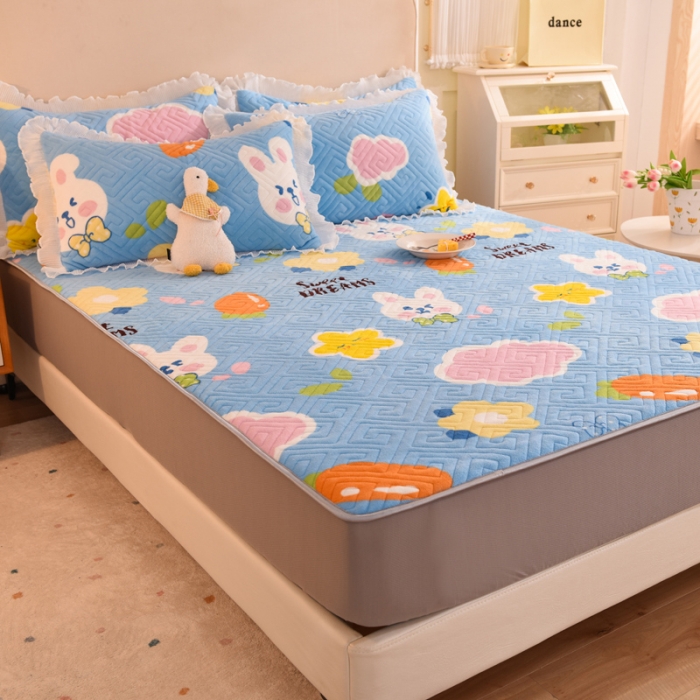 91家纺网 家纺一手货源 找家纺 甜之梦  2025新款牛奶绒印花夹棉花边系列单品床笠 爱心萌兔