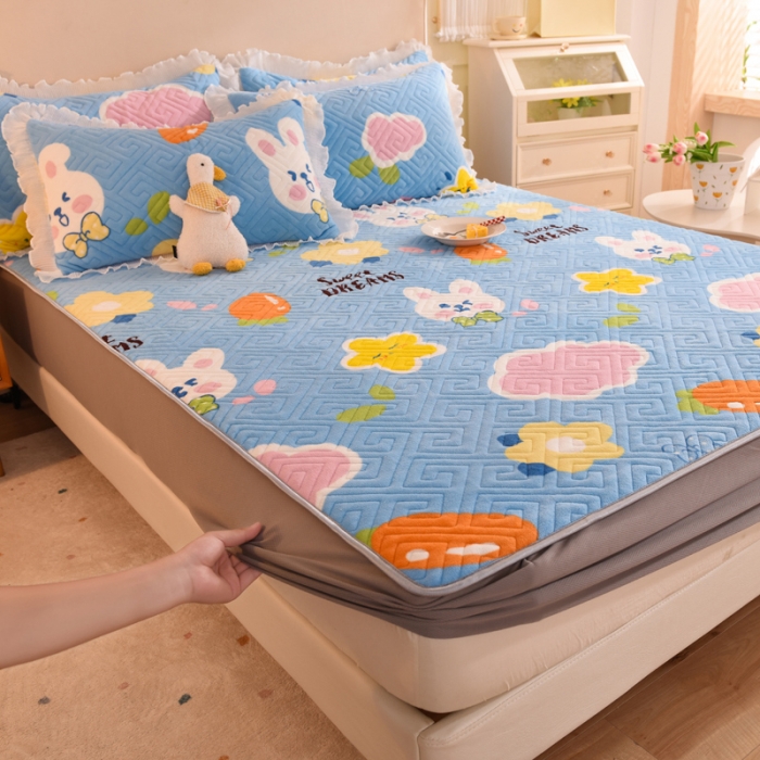 91家纺网 家纺一手货源 找家纺 甜之梦  2025新款牛奶绒印花夹棉花边系列单品床笠 爱心萌兔