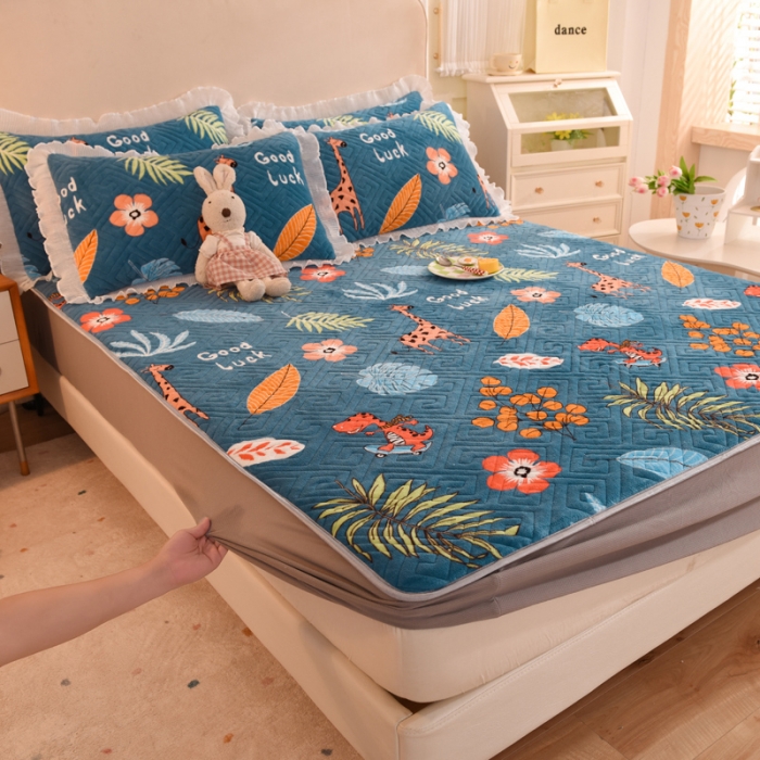 91家纺网 家纺一手货源 找家纺 甜之梦  2025新款牛奶绒印花夹棉花边系列单品床笠 动物乐园