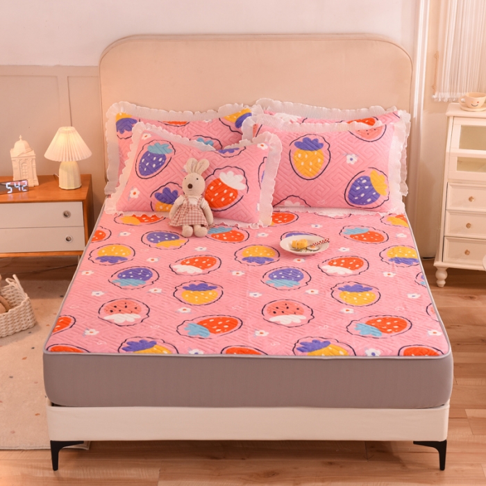 91家纺网 家纺一手货源 找家纺 甜之梦  2025新款牛奶绒印花夹棉花边系列单品床笠 粉红草莓