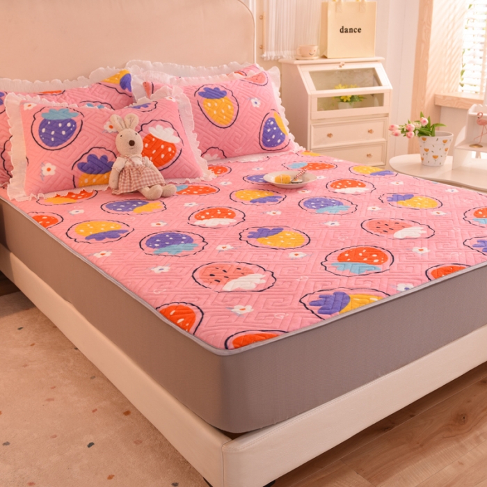 91家纺网 家纺一手货源 找家纺 甜之梦  2025新款牛奶绒印花夹棉花边系列单品床笠 粉红草莓