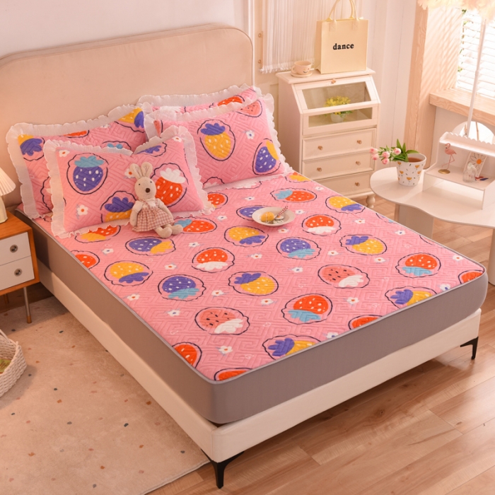 91家纺网 家纺一手货源 找家纺 甜之梦  2025新款牛奶绒印花夹棉花边系列单品床笠 粉红草莓