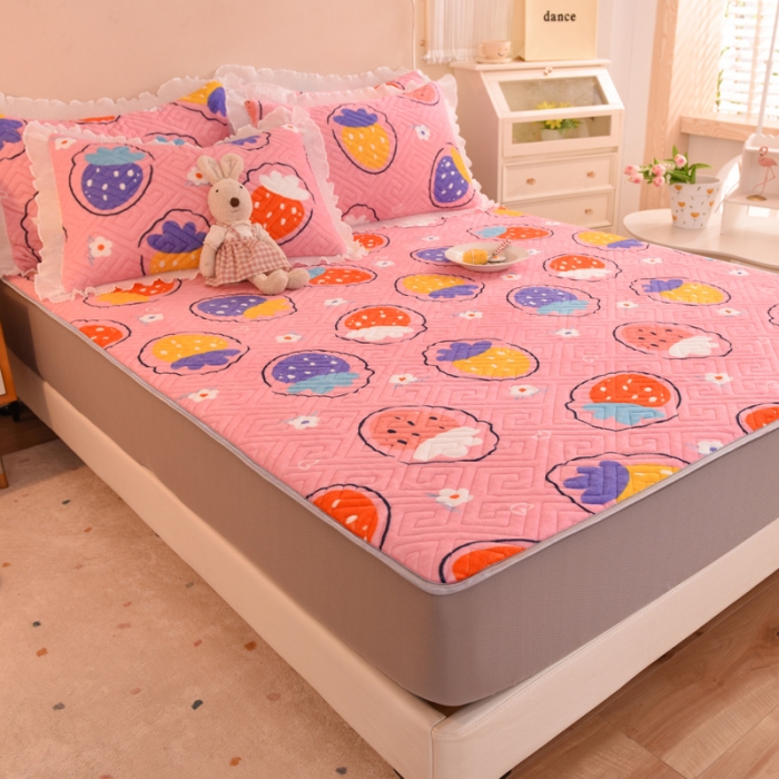 91家纺网 家纺一手货源 找家纺 甜之梦  2025新款牛奶绒印花夹棉花边系列单品床笠 粉红草莓